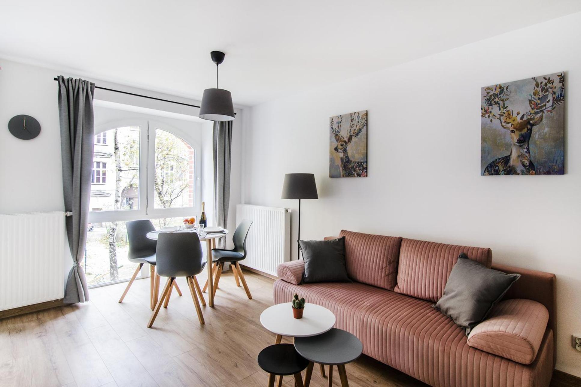 Beutiful Pearl In Tenement House In Center *